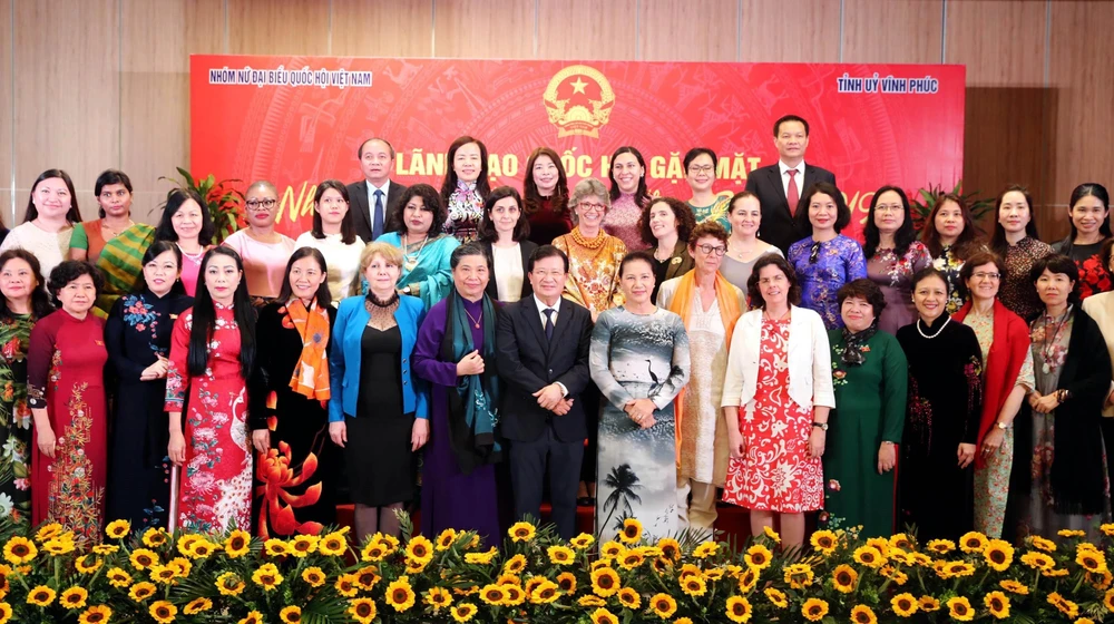 Chủ tịch Quốc hội Nguyễn Thị Kim Ngân và các đại biểu chụp ảnh lưu niệm tại buổi gặp mặt. (Ảnh: Trọng Đức/TTXVN)