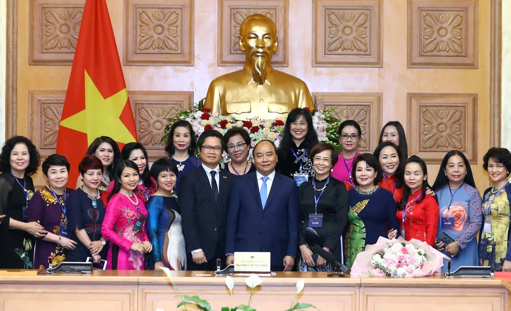 Thủ tướng Nguyễn Xuân Phúc chụp ảnh với các nữ doanh nhân tiêu biểu tại buổi gặp mặt. (Ảnh: Thống Nhất/TTXVN)