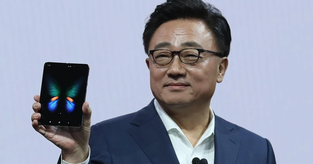 Chủ tịch và Giám đốc điều hành Bộ phận di động của Samsung, DJ Koh, giới thiệu điện thoại thông minh Galaxy Fold mới trong sự kiện Samsung Unpacked vào ngày 20/2 tại San Francisco, California, Mỹ. (Nguồn: Getty Images)