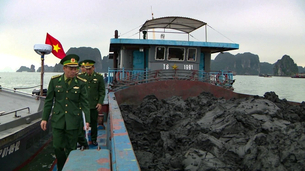Đội tuần tra kiểm soát Hải đội 2 (Bộ đội Biên phòng Quảng Ninh) kiểm tra tàu vỏ sắt mang biển kiểm soát TB-1991. (Nguồn: TTXVN phát)