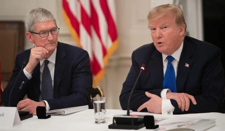 Tổng thống Mỹ Donald Trump cảm thấy khó chịu khi việc ông gọi Giám đốc điều hành (CEO) của Apple Tim Cook. (Nguồn: Getty Images)