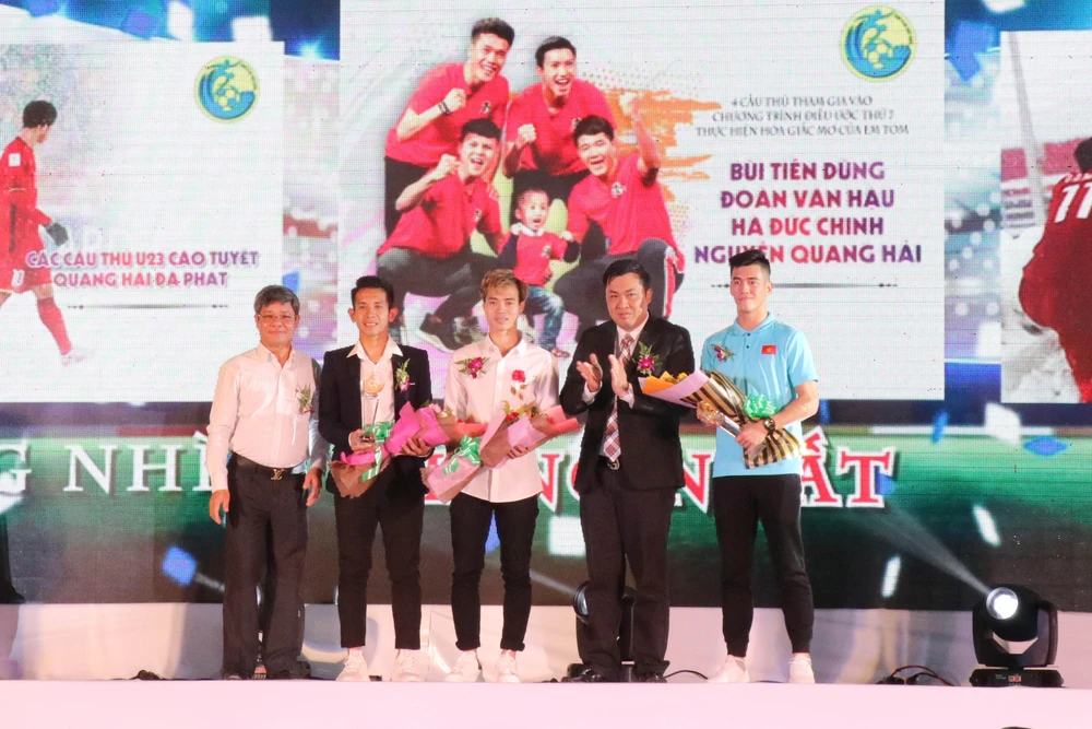 Trao giải Nhì và Ba cho các tuyển thủ Việt Nam và cầu thủ Đỗ Duy Mạnh (Cầu thủ Tiến Linh nhận thay). (Ảnh: Tiến Lực/TTXVN)