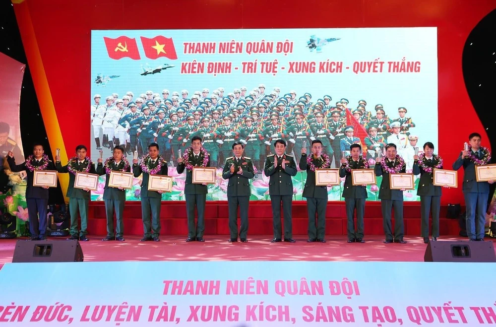 Đại tướng Lương Cường và Thượng tướng Phan Văn Giang trao Bằng khen của Bộ trưởng Bộ Quốc phòng cho các Gương mặt trẻ tiêu biểu toàn quân năm 2018. (Ảnh: Dương Giang/TTXVN)