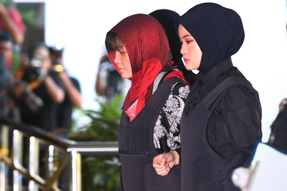Cảnh sát áp giải Đoàn Thị Hương (thứ 2, phải) tới Tòa án Shah Alam, ngoại ô Kuala Lumpur, Malaysia, ngày 14/3/2019. (Nguồn: AFP/ TTXVN)