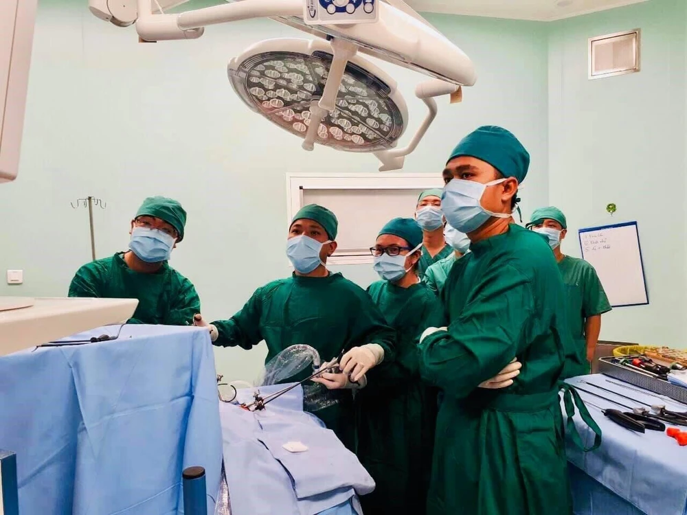 Các bác sỹ Bệnh viện Nhi đồng Thành phố Hồ Chí Minh phẫu thuật sửa chữa cùng lúc 2 dị tật bẩm sinh cho trẻ sơ sinh 3 giờ tuổi. (Nguồn: TTXVN phát).