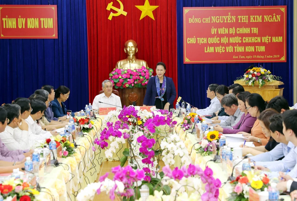 Chủ tịch Quốc hội Nguyễn Thị Kim Ngân và Đoàn công tác đã làm việc với lãnh đạo chủ chốt tỉnh Kon Tum. (Ảnh: Trọng Đức/TTXVN)