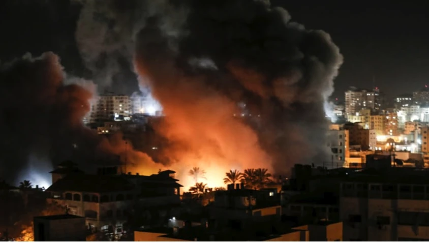 Khói bốc lên ở một khu nhà ở Gaza sau khi bị Israel không kích ngày 25/3. (Nguồn: AFP)
