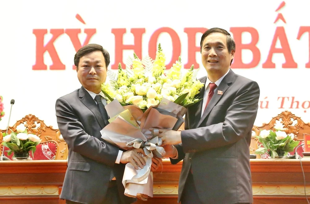 Ông Bùi Minh Châu (phải), Bí thư tỉnh ủy Phú Thọ, tặng hoa chúc mừng ông Bùi Văn Quang. (Ảnh: Trung Kiên/TTXVN)