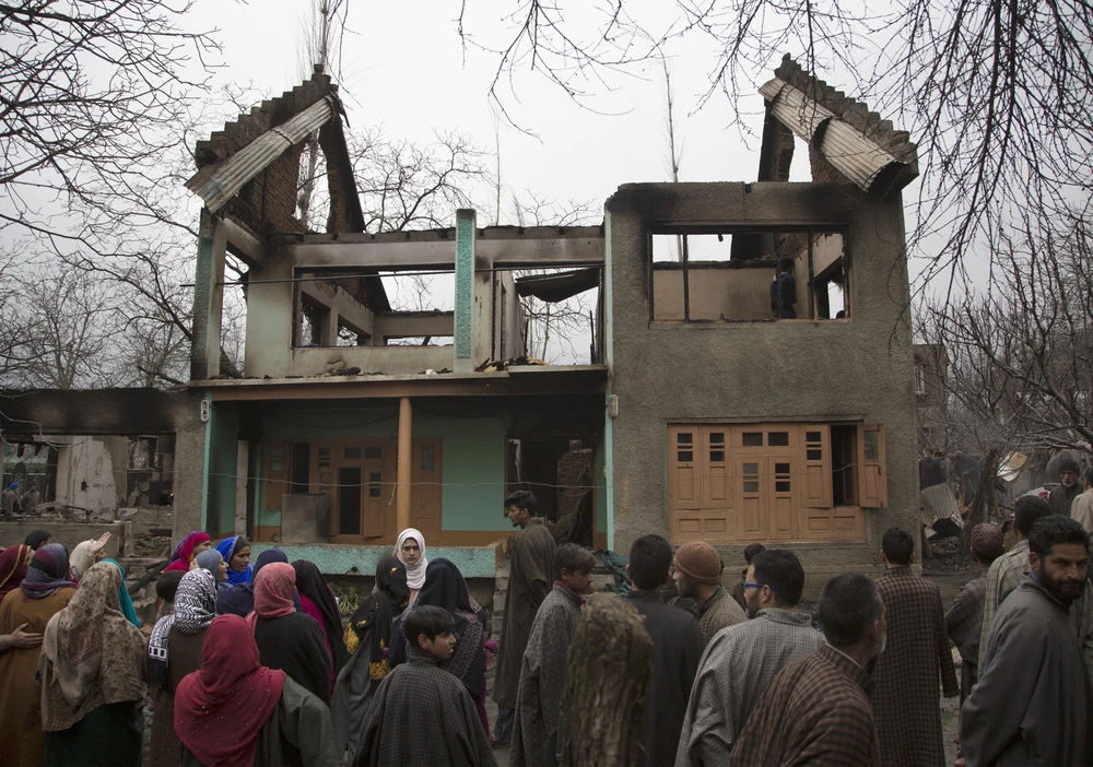 Hiện trường một vụ tấn công ở Pulwama, cách thủ phủ mùa hè Srinagar của khu vực Kashmir do Ấn Độ kiểm soát 40km về phía nam, ngày 11/3/2019. (Nguồn: THX/ TTXVN)