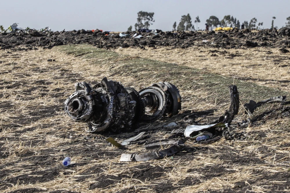 Một bộ phận của máy bay Boeing 737 MAX thuộc Hãng hàng không Ethiopian Airlines tại hiện trường vụ tai nạn gần thủ đô Addis Ababa, ngày 11/3/2019. (Nguồn: AFP/TTXVN)