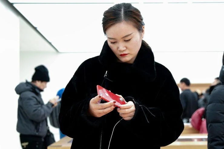 Người tiêu dùng lựa chọn sản phẩm iPhone trong cửa hàng bán lẻ của Apple ở Bắc Kinh. (Nguồn: Getty Images)