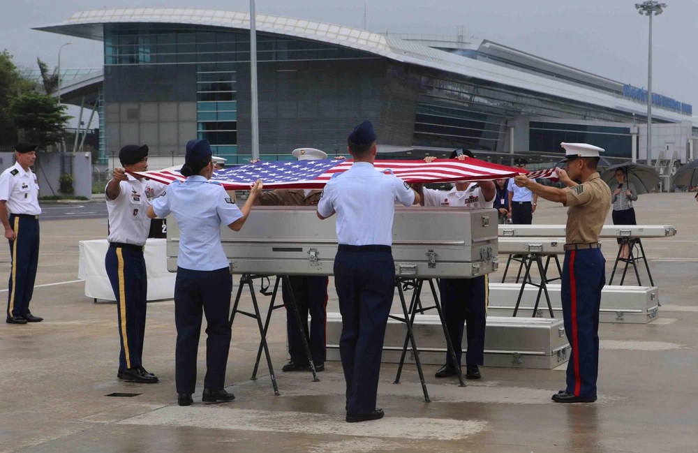 Lễ trao trả hài cốt quân nhân Mỹ mất tích trong chiến tranh ở Việt Nam tại sân bay quốc tế Đà Nẵng. (Ảnh: Trần Lê Lâm/TTXVN)