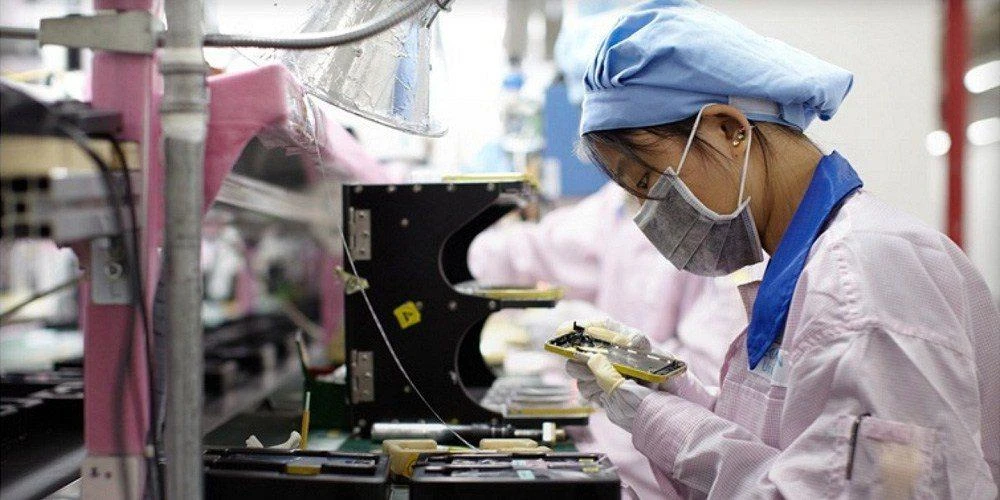 Công nhân Foxconn trong dây chuyền sản xuất lắp ráp iPhone. (Nguồn: 9to5mac.com)