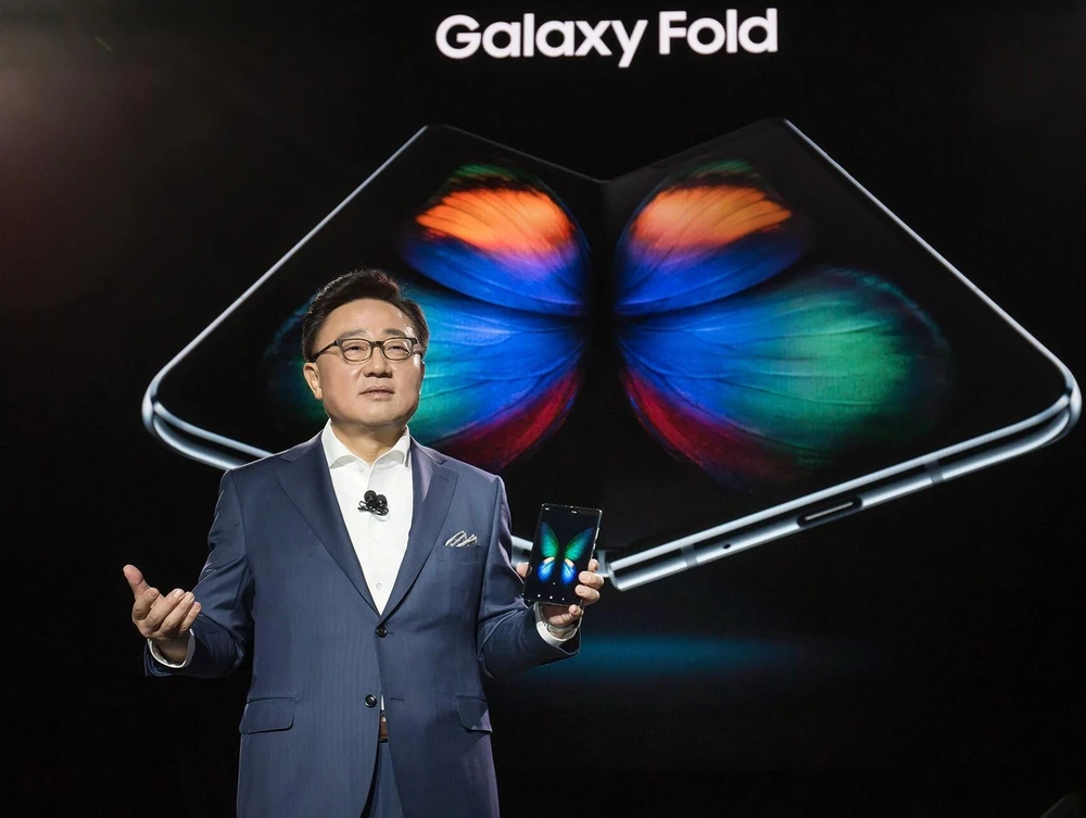 Điện thoại Galaxy Fold ra mắt trong sự kiện Unpacked diễn ra ở San Francisco, Mỹ rạng sáng 21/2 (giờ Việt Nam). (Nguồn: Yonhap/TTXVN)