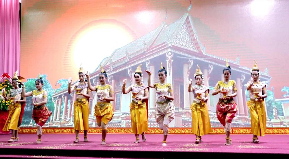 Múa chào mừng Tết Chôl Chhnăm Thmây của đồng bào Khmer tại Sóc Trăng. (Ảnh: Trung Hiếu/TTXVN)