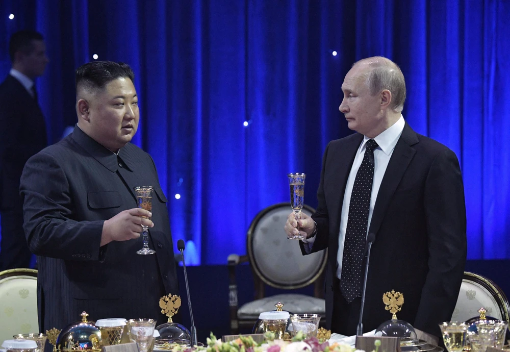 Tổng thống Nga Vladimir Putin (phải) và nhà lãnh đạo Triều Tiên Kim Jong-un trong bữa tiệc chiêu đãi sau cuộc hội đàm tại Trường Đại học Liên bang Viễn Đông ở đảo Rusky thuộc Vladivostok ngày 25/4. (Nguồn: AFP/TTXVN) 