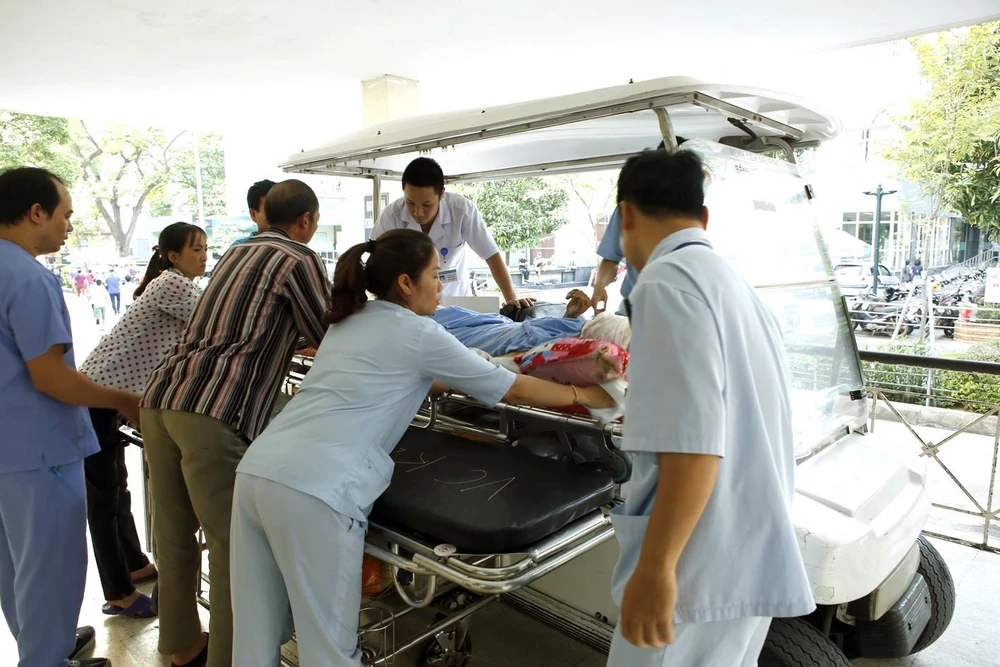 Khoa Cấp cứu - bệnh viện Hữu nghị Việt Đức tiếp nhận nhiều trường hợp tai nạn giao thông rất nặng trong dịp nghỉ lễ. (Ảnh: Dương Ngọc/TTXVN)