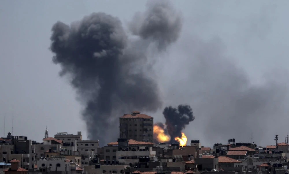 Khói bốc lên sau các vụ không kích của Israel vào dải Gaza ngày 4/5. (Nguồn: AFP/TTXVN)
