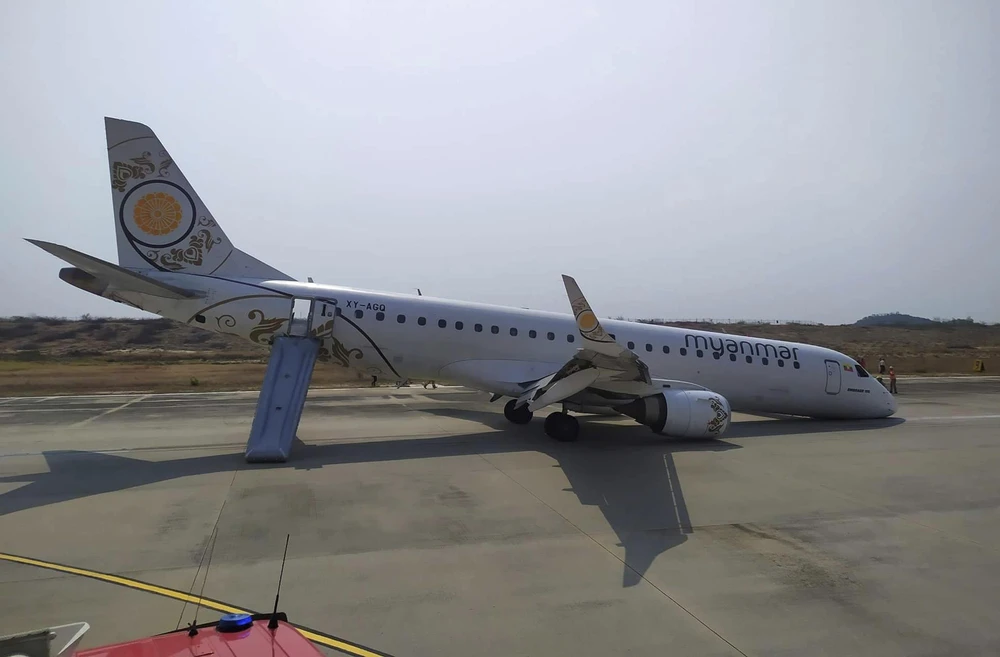 Chiếc máy bay của hãng hàng không quốc gia Myanmar hạ cánh an toàn bằng bụng tại một sân bay ở thành phố Mandalay. (Nguồn: AP)