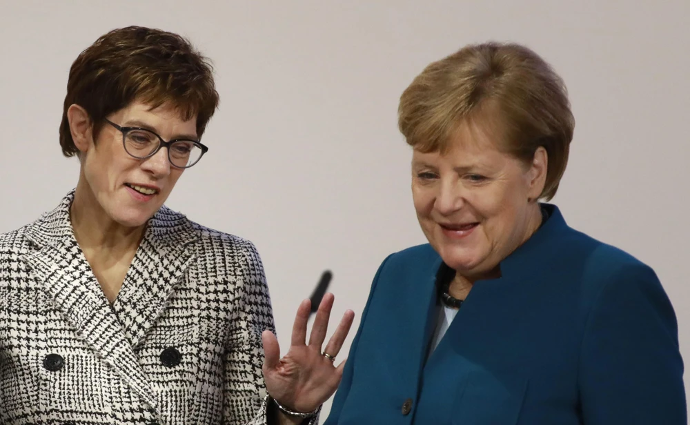 Thủ tướng Đức Angela Merkel (phải) và Tổng thư ký CDU Annegret Kramp-Karrenbauer tại đại hội của đảng CDU ở Hamburg, Đức, ngày 7/12/2018. (Nguồn: AFP/TTXVN)