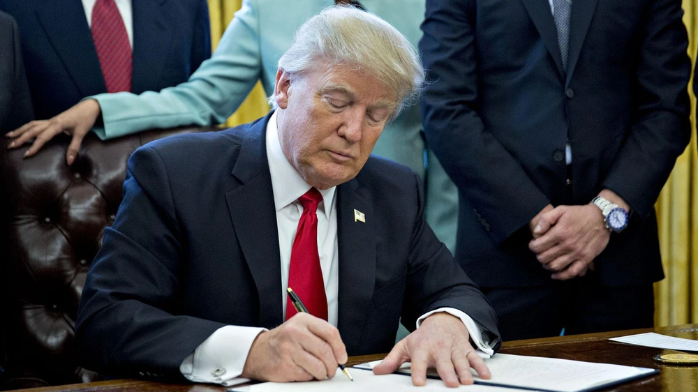 Tổng thống Mỹ Donald Trump ký sắc lệnh hành pháp tuyên bố tình trạng khẩn cấp quốc gia đối với các mối đe dọa chống lại công nghệ Mỹ. (Nguồn: Getty Images)