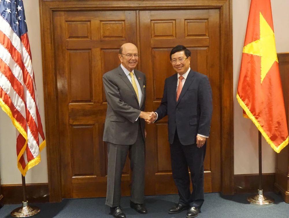 Phó Thủ tướng, Bộ trưởng Ngoại giao Phạm Bình Minh gặp Bộ trưởng Thương mại Wilbur Ross tại trụ sở Bộ Thương mại Hoa Kỳ ở Washington D.C. (Ảnh: Đặng Huyền/TTXVN)