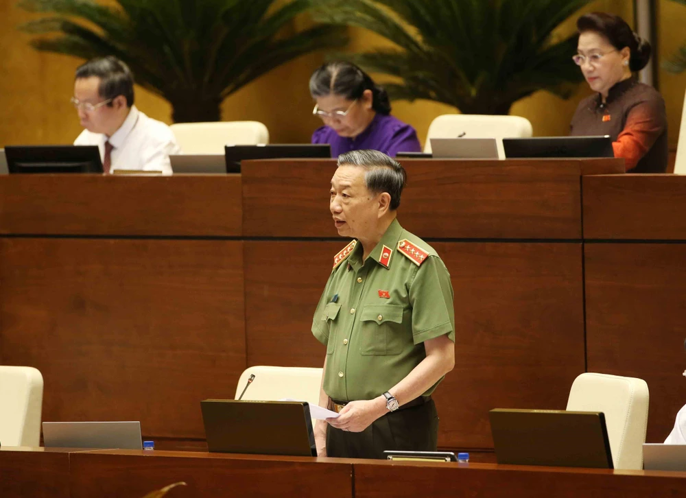 Đại tướng, Bộ trưởng Bộ Công an Tô Lâm trả lời chất vấn của đại biểu Quốc hội. (Ảnh: Phương Hoa/TTXVN)