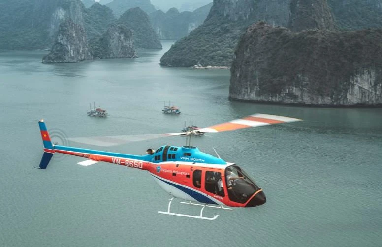 Hình ảnh trực thăng bay trên vịnh Hạ Long rất ấn tượng. (Nguồn: CNN)