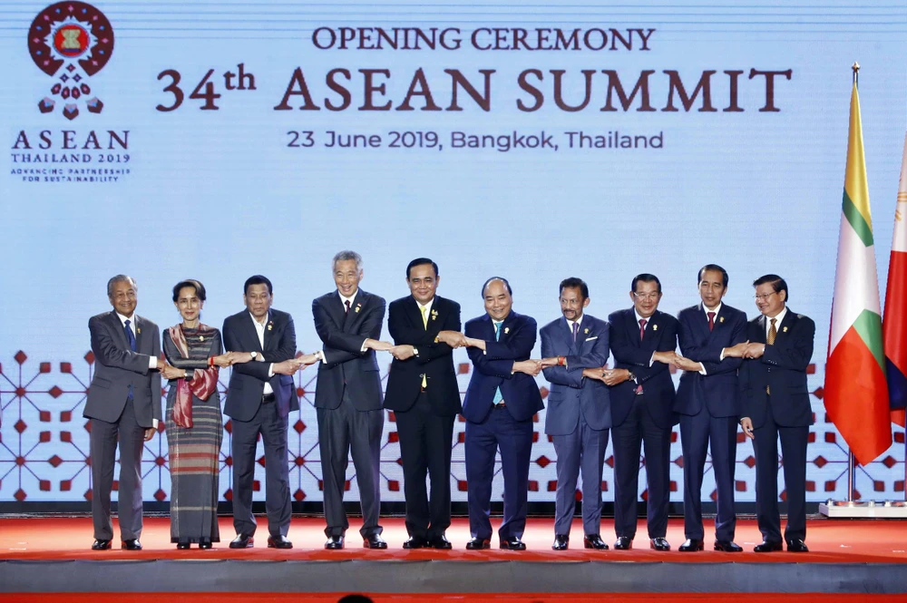 Thủ tướng Nguyễn Xuân Phúc và các Nhà lãnh đạo ASEAN chụp ảnh chung. (Ảnh: Thống Nhất/TTXVN)