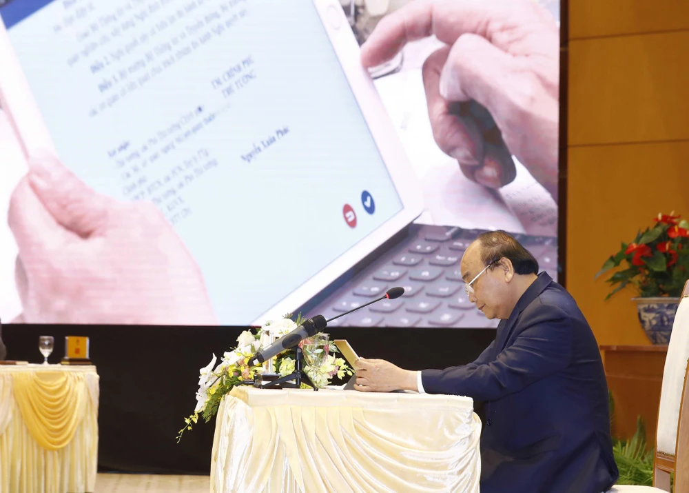Thủ tướng Nguyễn Xuân Phúc chủ trì phiên họp Chính phủ bằng e-Cabinet. (Ảnh: Thống Nhất/TTXVN)