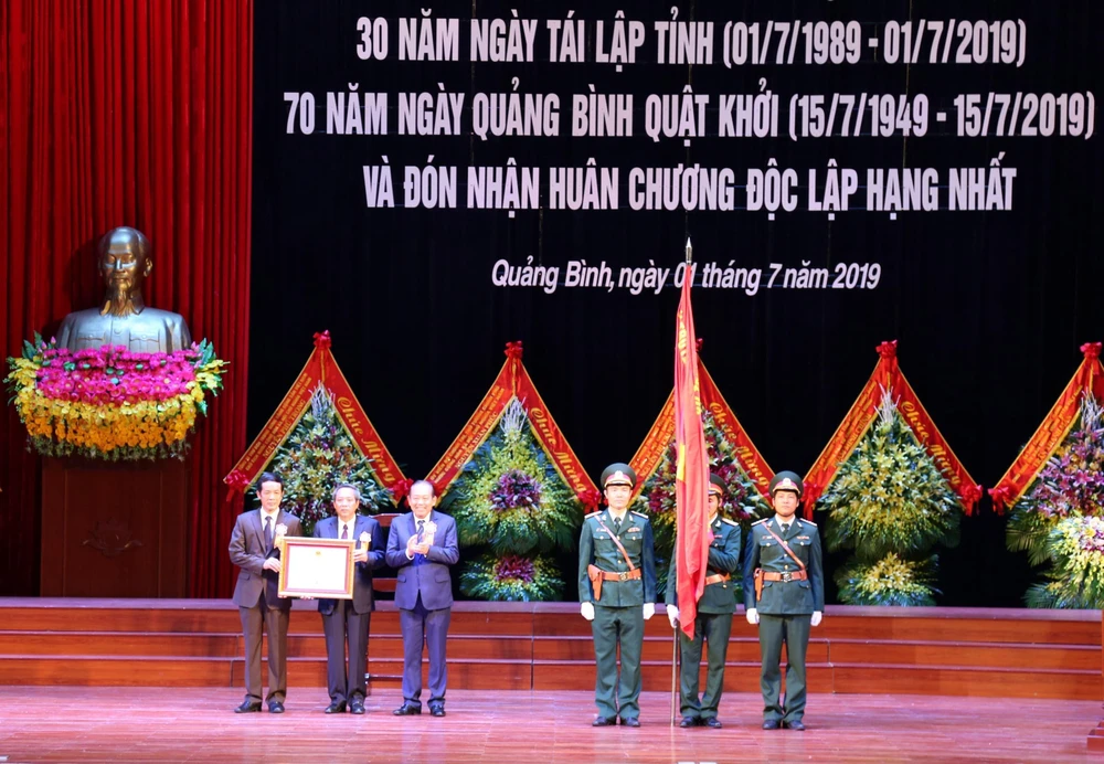 Phó Thủ tướng Chính phủ Trương Hòa Bình trao tặng Huân chương Độc lập hạng Nhất cho tỉnh Quảng Bình. (Ảnh: Đức Thọ/TTXVN)