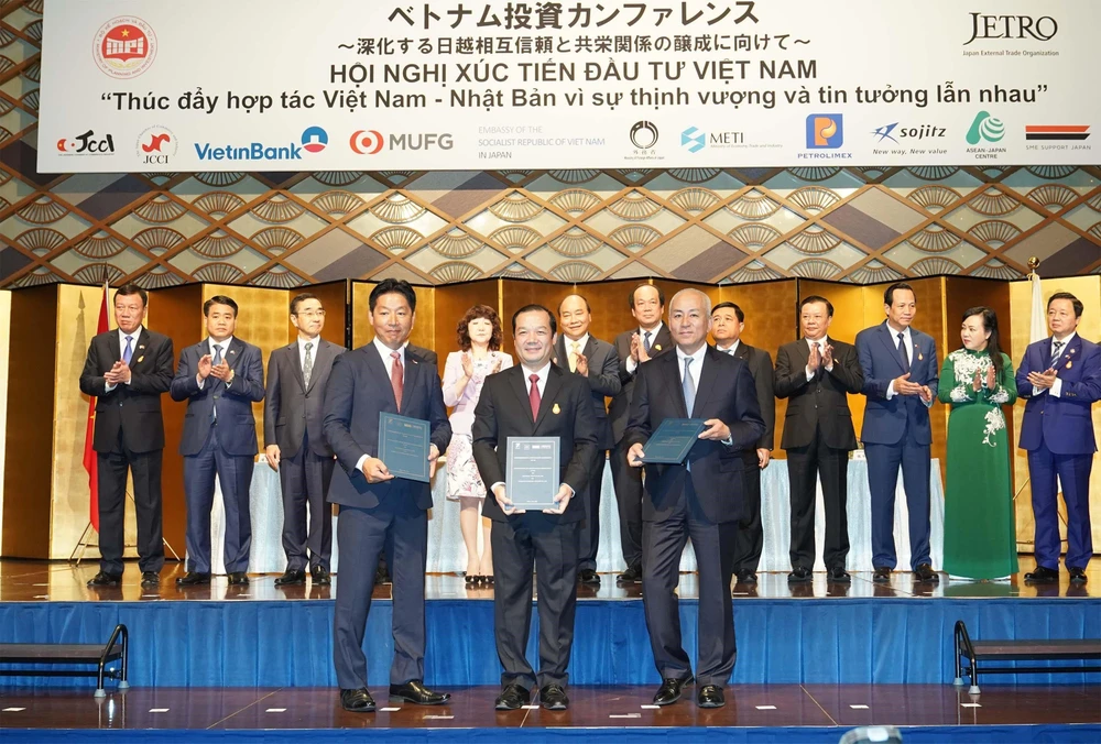 Thủ tướng Nguyễn Xuân Phúc chứng kiến Lễ ký kết một số văn kiện hợp tác và trao chứng nhận đầu tư giữa các công ty Việt Nam và Nhật Bản. (Ảnh: Thống Nhất/TTXVN)