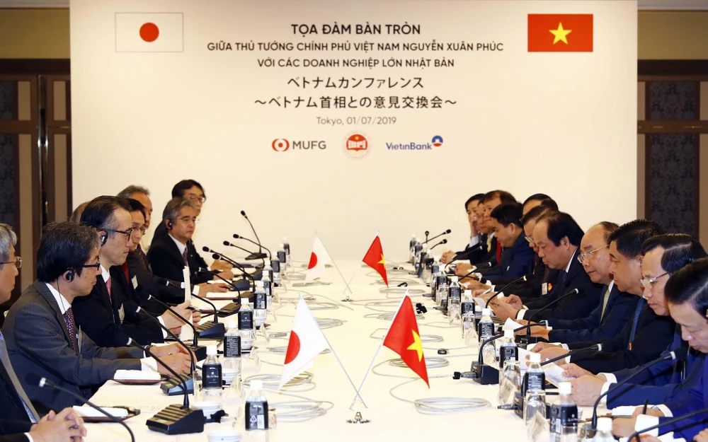 Sáng 1/7, tại thủ đô Tokyo, Nhật Bản, Thủ tướng Nguyễn Xuân Phúc có buổi tọa đàm bàn tròn với các doanh nghiệp lớn của Nhật Bản. (Ảnh: Thống Nhất/TTXVN)