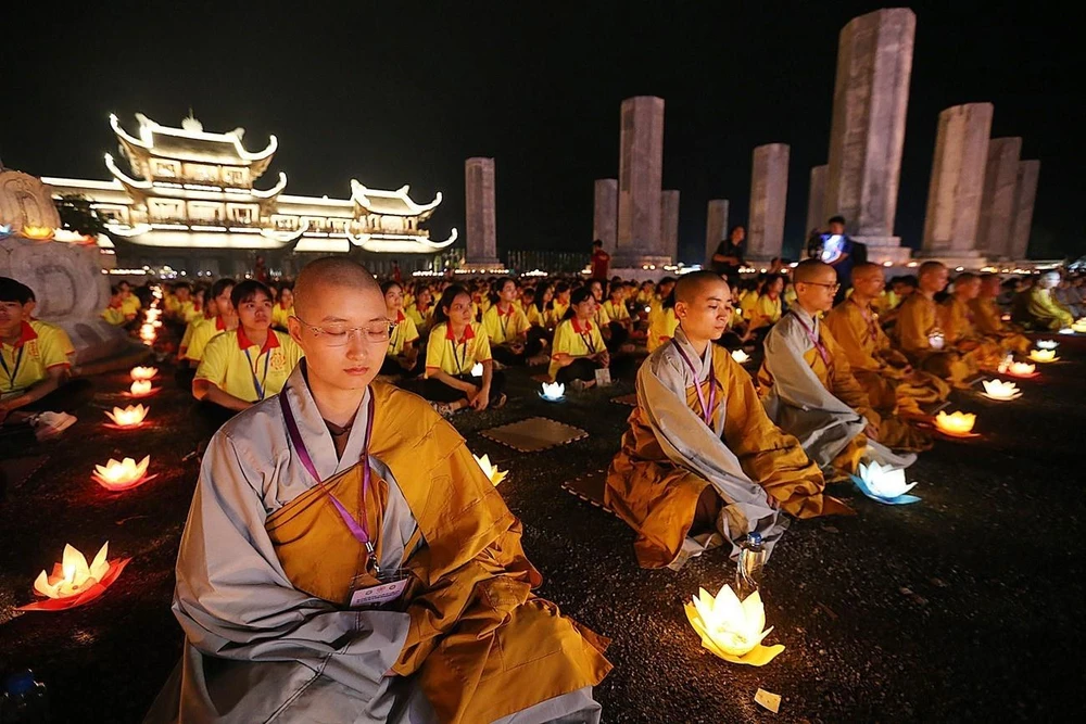 Các tăng ni cầu nguyện hòa bình thế giới tại Đại lễ Vesak 2019. (Ảnh: Dương Giang/TTXVN)