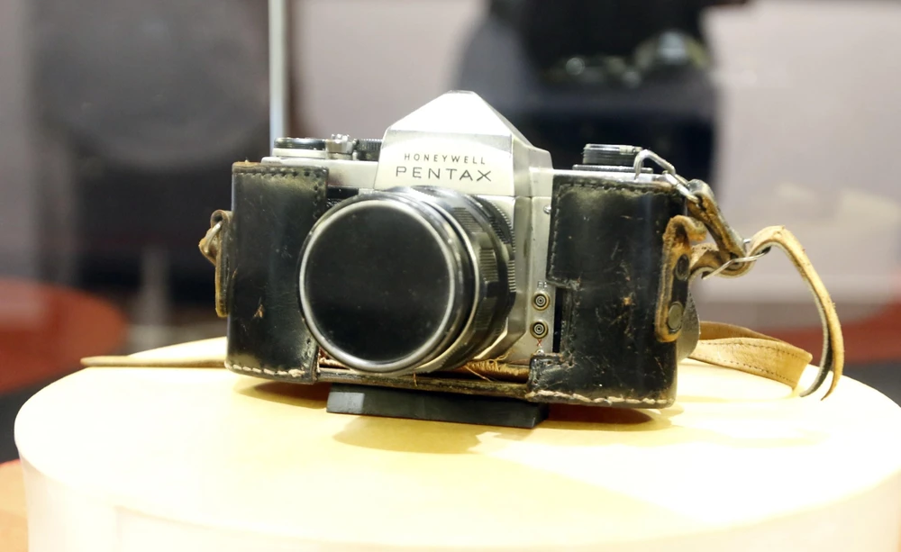 Chiếc máy ảnh Pentax Honeywell H trưng bày tại triển lãm chuyên đề “Câu chuyện từ chiếc máy ảnh.” (Ảnh: Hoàng Hải/TTXVN)