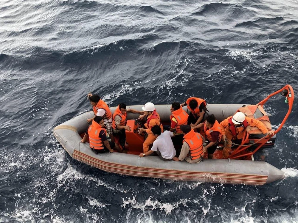 Các lực lượng tham gia cứu nạn tàu cá NA 95899 TS và ngư dân mất tích. (Ảnh: Hoàng Ngọc/TTXVN)