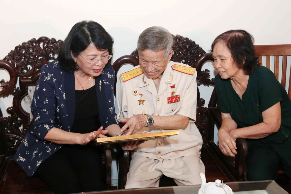 Phó Chủ tịch nước Đặng Thị Ngọc Thịnh thăm, tặng quà Anh hùng Lực lượng vũ trang La Văn Cầu. (Ảnh: Văn Điệp/TTXVN)