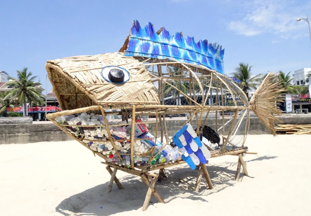 Mô hình cá Bống khổng lồ thu gom rác thải nhựa tại bãi biển Mỹ Khê (Đà Nẵng). Ảnh minh họa. (Ảnh: Trần Lê Lâm/TTXVN)