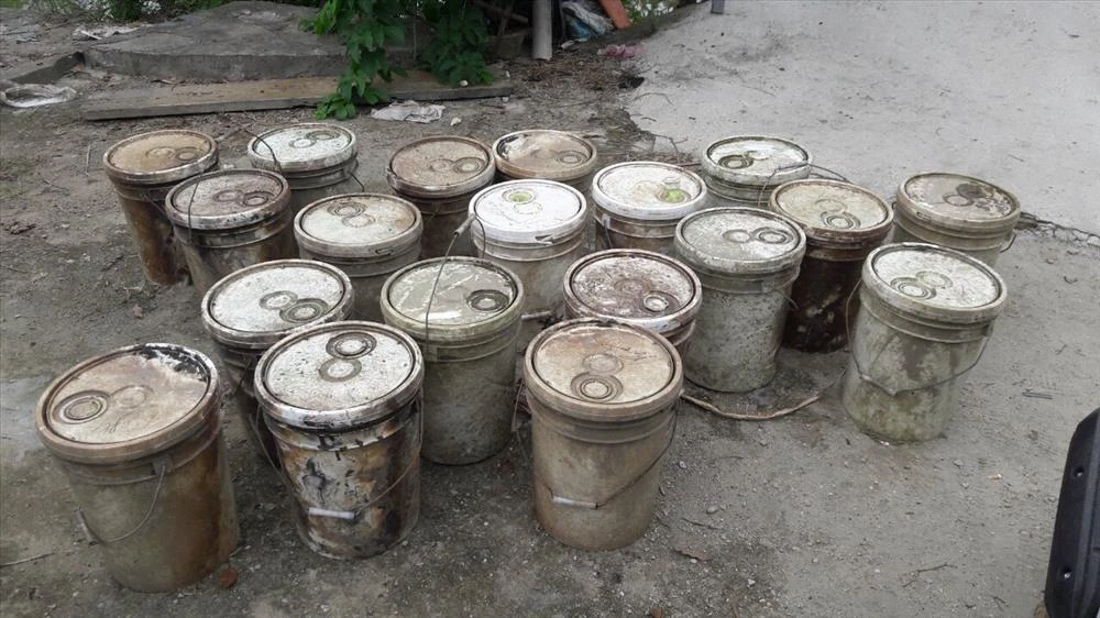 Hải Phòng điều tra vụ đổ trộm chất thải xuống kênh tại quận Dương Kinh