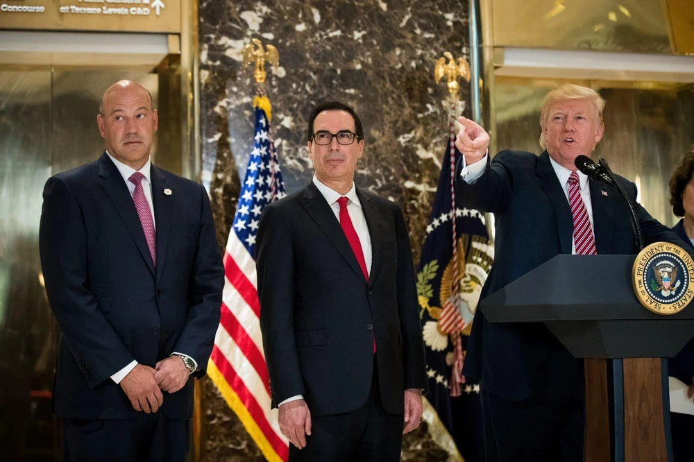 Bộ trưởng Tài chính Steven Mnuchin (giữa) đứng bên cạnh Tổng thống Mỹ Trump. (Nguồn: Getty Images)