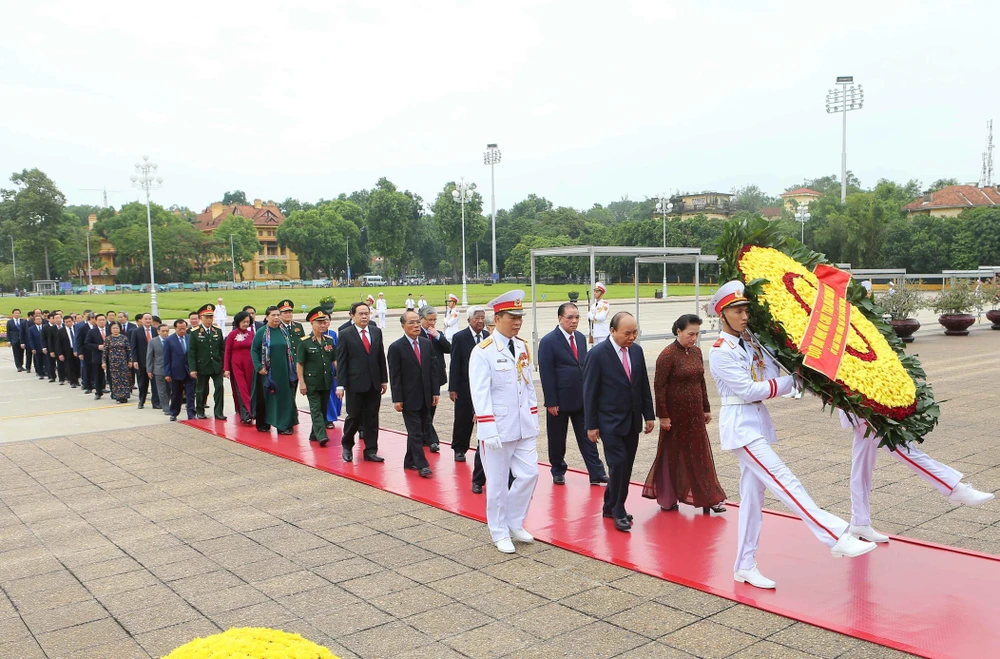 Lãnh đạo Đảng và Nhà nước viếng Lăng Chủ tịch Hồ Chí Minh. (Ảnh: Doãn Tấn/TTXVN)