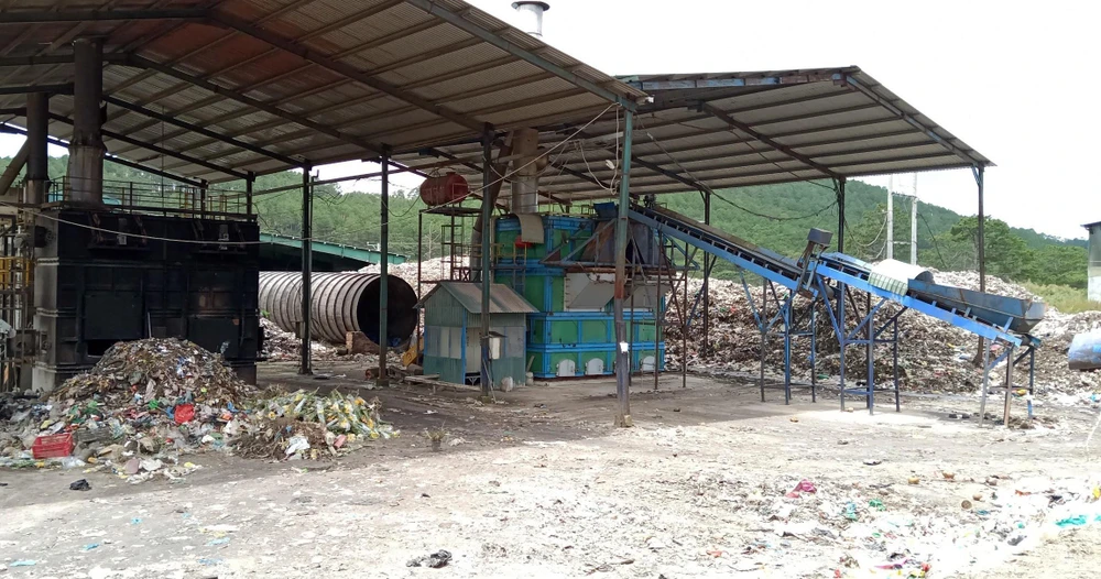 Toàn bộ dây chuyền, công nhân của nhà máy xử lý chất thải rắn thành phố Đà Lạt đã ngừng hoạt động. (Ảnh: Đặng Tuấn/TTXVN)