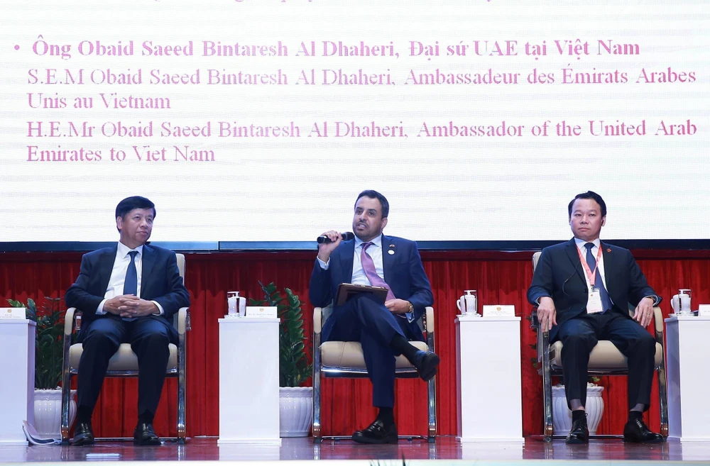 Đại sứ Các tiểu vương quốc Arab thống nhất (UAE) tại Việt Nam Obaid Saeed Bintaresh Al Dhaheri (giữa) phát biểu tham luận. (Ảnh: Lâm Khánh/TTXVN)