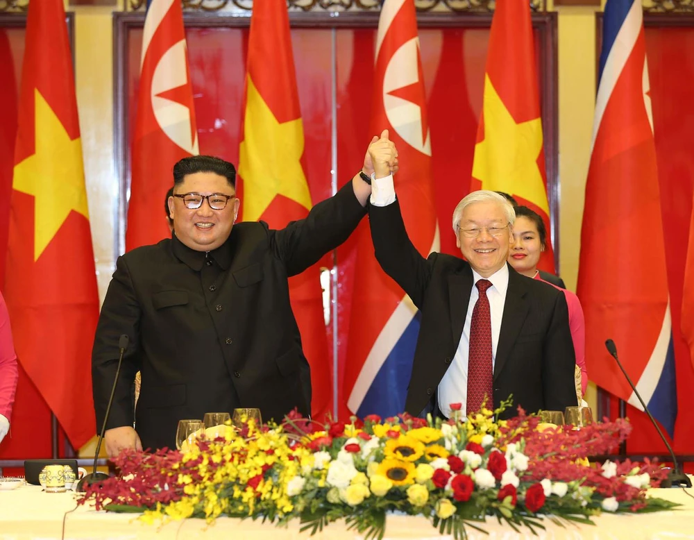 Tổng Bí thư, Chủ tịch nước Nguyễn Phú Trọng chào mừng Chủ tịch Triều Tiên Kim Jong-un tại buổi tiệc chiêu đãi chào mừng tối 1/3/2019, trong chuyến thăm Việt Nam. (Ảnh: Trí Dũng/TTXVN)