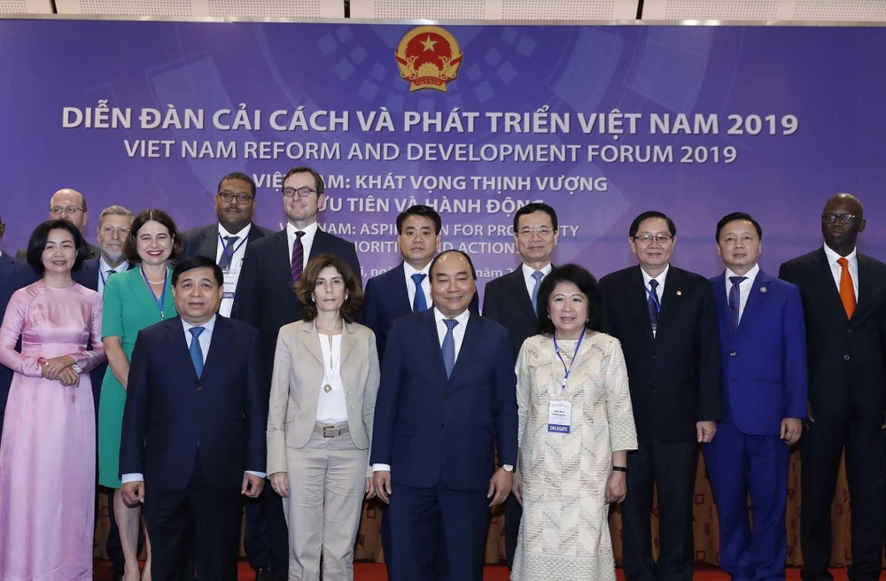 Thủ tướng Nguyễn Xuân Phúc với các đại biểu dự Diễn đàn. (Ảnh: Thống Nhất/TTXVN)