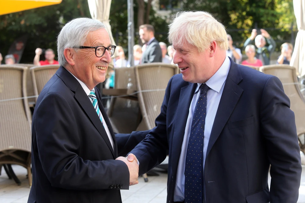 Thủ tướng Anh Boris Johnson (phải) và Chủ tịch Ủy ban châu Âu (EC) Jean-Claude Juncker trong cuộc gặp tại Luxembourg ngày 16/9. (Nguồn: AFP/TTXVN)