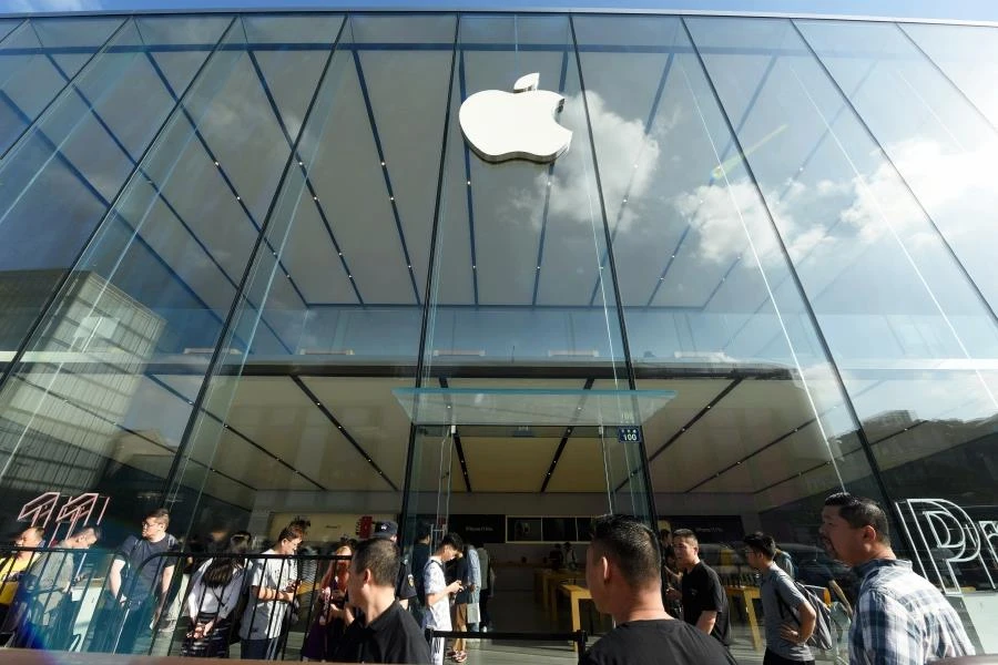 Mọi người xếp hàng bên ngoài một cửa hàng Apple khi iPhone 11, iPhone 11 Pro và iPhone 11 Pro Max mới được bán, tại Hàng Châu, tỉnh Chiết Giang, Trung Quốc ngày 20/ 9. (Nguồn: Reuters)