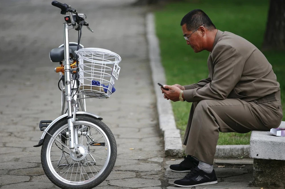 Một người Triều Tiên đang dùng điện thoại đi động ở Bình Nhưỡng. (Nguồn: Reuters)