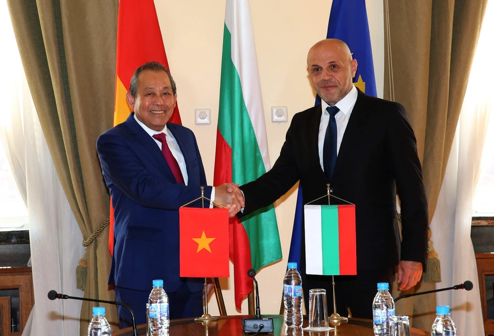 Phó Thủ tướng Thường trực Trương Hòa Bình và Phó Thủ tướng Bulgaria Tomislav Donchev. (Ảnh: Công Thuận/TTXVN)