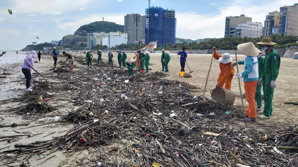 Công nhân dọn rác tại bãi Sau, thành phố Vũng Tàu. (Ảnh: Đoàn Mạnh Dương/TTXVN)